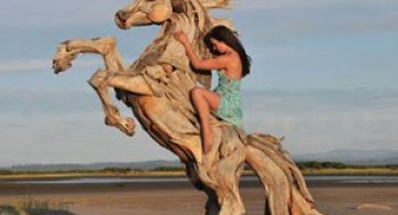 Sculpturi din lemne culese din ocean, de Jeffro Uitto