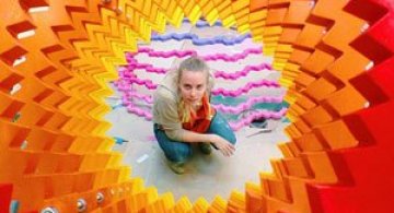 Sculpturi multicolore la mall, de Arts Initiative