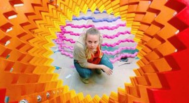 Sculpturi multicolore la mall, de Arts Initiative