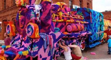 Locomotiva imbracata in lana de Olek