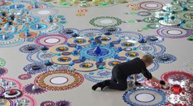 Modele multicolore, sclipitoare, de Suzan Drummen