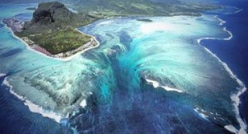 Iluzia unei cascade subacvatice, langa Mauritius