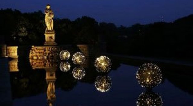Sfere luminoase plutitoare, de Bruce Munro