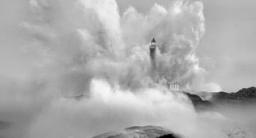 Oceanul din nordul Spaniei si farul