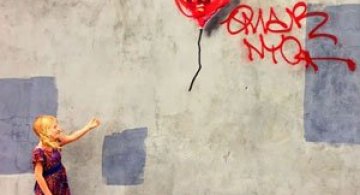 Fanii si arta lui Banksy interactioneaza pe strazile din New York