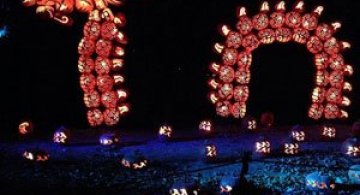 Dragoni si dinozauri din dovleci sculptati