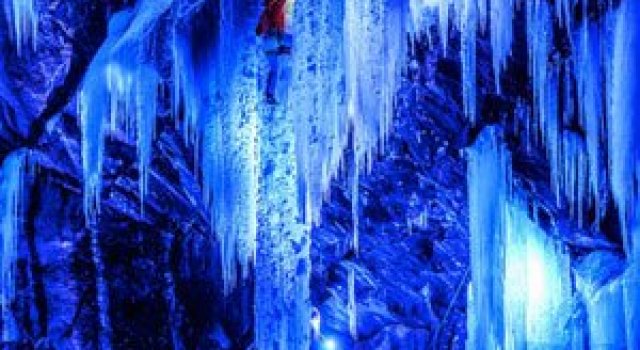 Alpinism pe cascadele inghetate din Norvegia