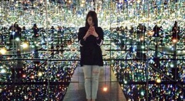Instalatie cu oglinzi infinite, de Yayoi Kusama