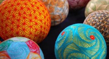 Batrana de 92 de ani si globurile colorate