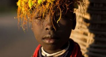 Trib pe cale de disparitie din Etiopia in portrete elegante