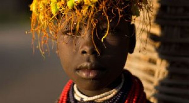 Trib pe cale de disparitie din Etiopia in portrete elegante