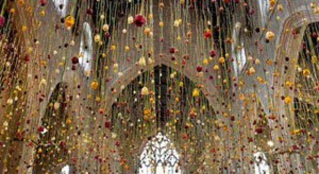 Gradini suspendate din tavan, de Rebecca Louise Law