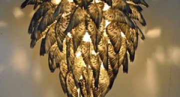 Candelabrul din pene de porumbel, de Lauren Charlton