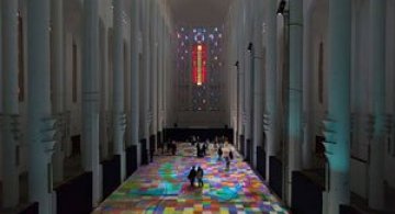 Covor de lumina si culori, intr-o fosta biserica