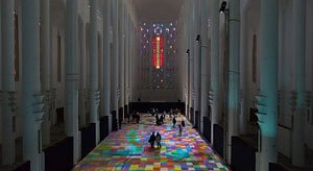 Covor de lumina si culori, intr-o fosta biserica