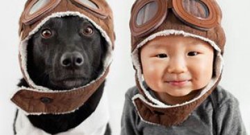 Poze la indigo, cu un copil si un catel