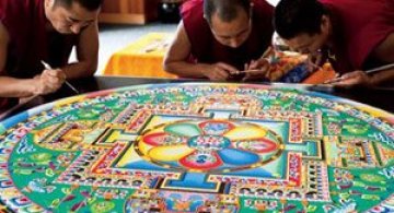 Calugarii tibetani creeaza mandale din nisip