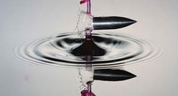 Cum trece un glont printr-un strop de apa