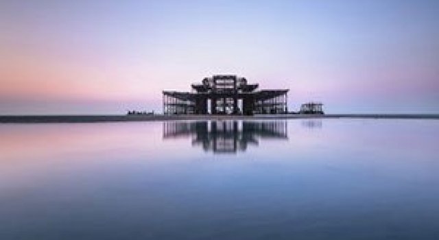 Decaderea pontonului vestic din Brighton, de Finn Hopson