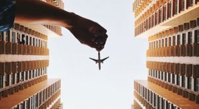 Cu avionul de jucarie, de Varun Thota