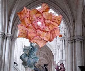 Sculpturi plutitoare, din hartie artizanala