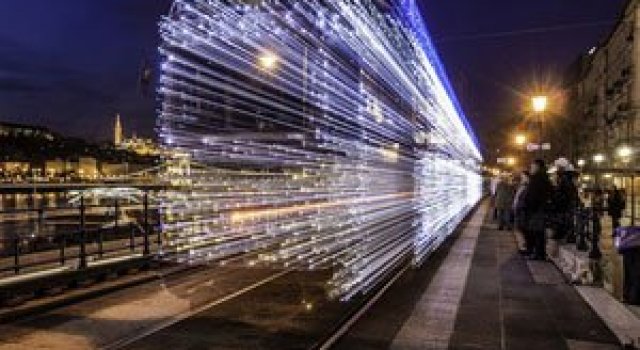 Superbele trenuri cu LED-uri de la Budapesta