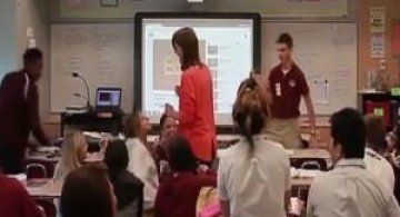 O clasa intreaga de elevi a ingenunchiat pentru a-i cere mana