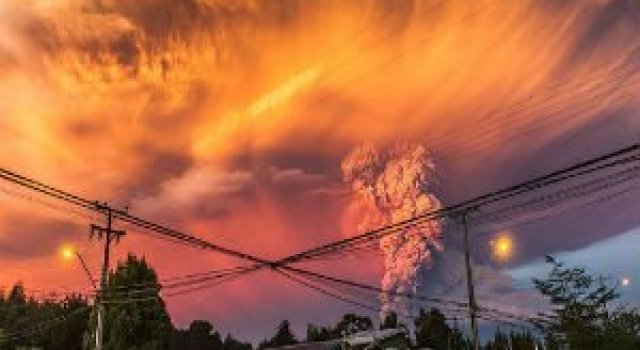 O manifestare nestapanita a vulcanului Calbuco, in 11 poze explozive