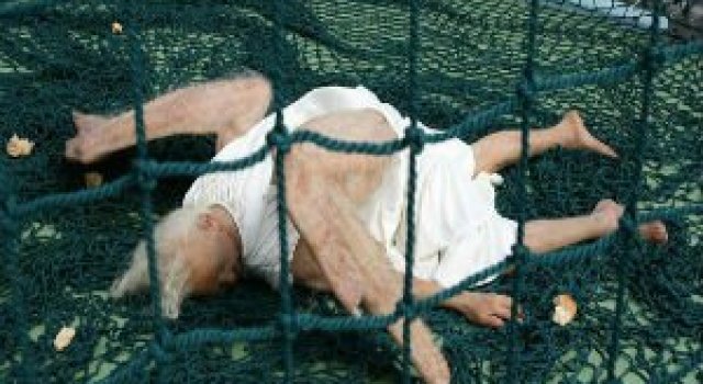 Mesagerul divinitatii, rapus de indiferenta: Un inger cazut, in 7 poze lugubre