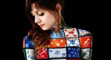 Artista cu trupul-ecran: Isi prezinta creatiile cu ajutorul corpului