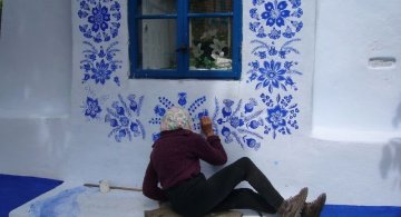 FOTO: O bunicuta picteaza cladirile din satul ei in motive traditionale