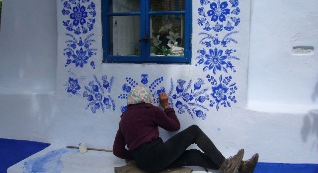 FOTO: O bunicuta picteaza cladirile din satul ei in motive traditionale