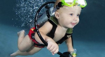 Pitici inotatori: Cele mai simpatice poze subacvatice cu bebelusi