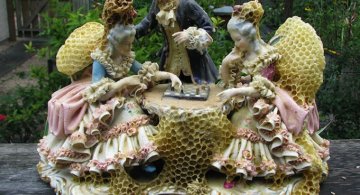 Sculpturi din portelan remodelate de albine