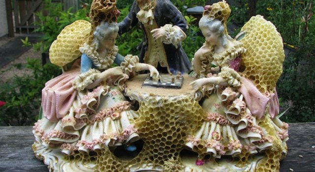 Sculpturi din portelan remodelate de albine