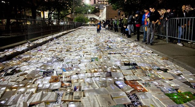 Literatura vs. Trafic: Raul de carti din Toronto