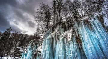 Splendoarea cascadelor inghetate din Croatia