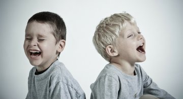 Studiile au dovedit: Fratii mai mici sunt mai amuzanti