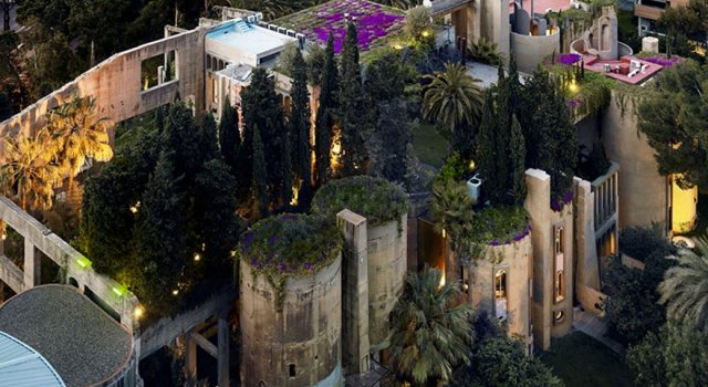 Un proiect maret: A transformat o fosta fabrica intr-o casa de vis