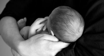 Studiu: Imbratisarile parintilor ii ajuta pe copii sa devina mai inteligenti