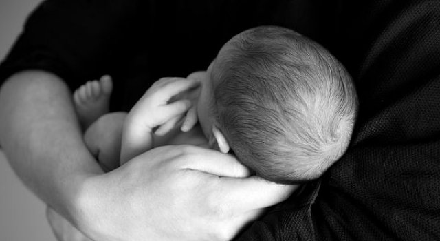 Studiu: Imbratisarile parintilor ii ajuta pe copii sa devina mai inteligenti