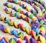 Arta culinara avangardista: Pastele multicolore ale Lindei Miller