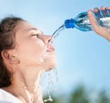 De tot rasul: Imagini ridicole care arata ca femeile incapabile sa bea apa