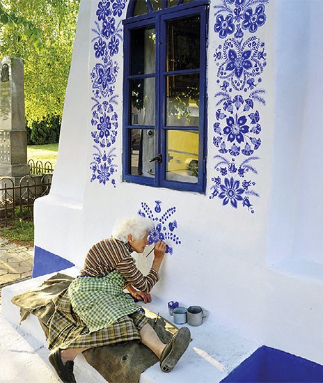 FOTO: O bunicuta a pictat casele din satul ei in motive traditionale