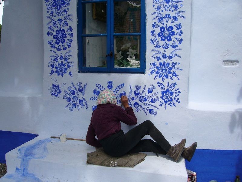 FOTO: O bunicuta a pictat casele din satul ei in motive traditionale