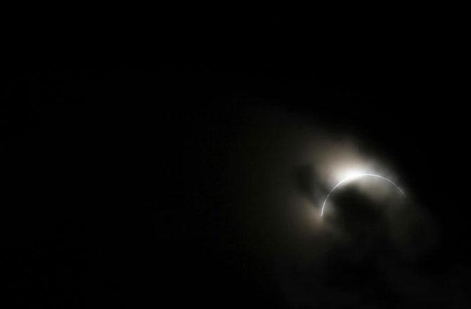 3 noiembrie: Eclipsa hibrid de luna - Poza 3
