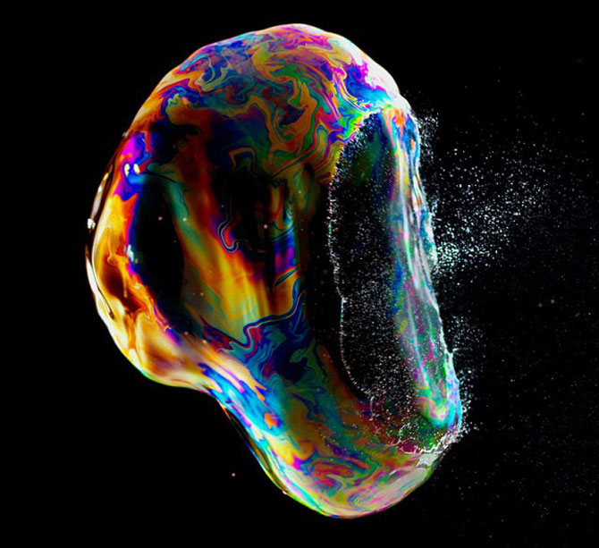 Fabian Oefner ascunde culori in baloane de sapun