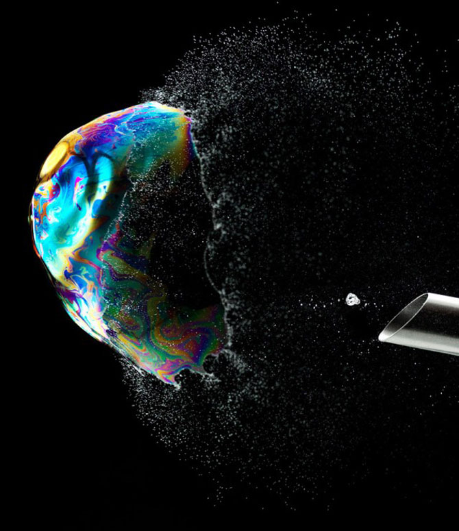 Fabian Oefner ascunde culori in baloane de sapun