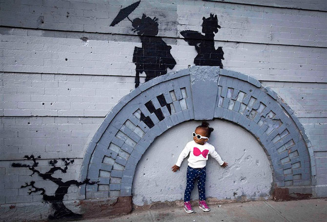 Fanii si arta lui Banksy interactioneaza pe strazile din New York