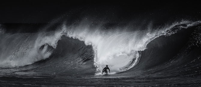 Surfing in alb si negru, de Toby Harriman - Poza 3